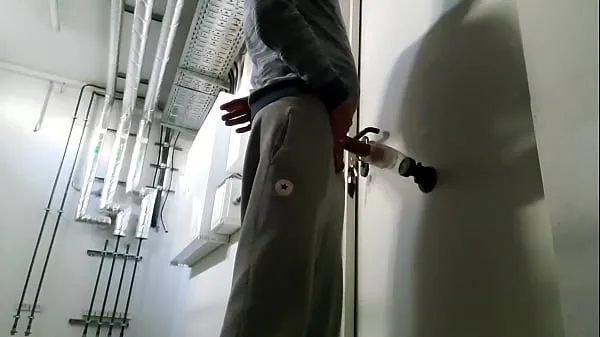 Tunjukkan Fleshlight QuickShot with Shower Mount on boiler room door gets fucked and filled with cum by m4rkus77 Filem terbaik