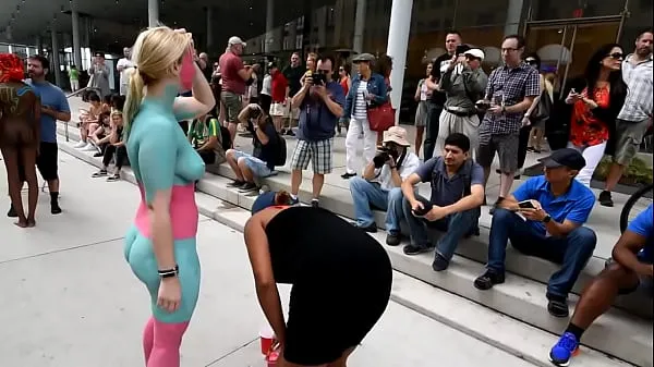 Hot lady strips naked in public for body painting part 2 최고의 영화 표시