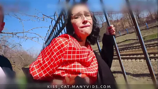 Afficher les Marchons dans la nature - Un agent public ramasse une étudiante russe pour une vraie baise en plein air / embrasse un chat 4k meilleurs films