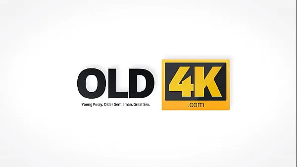 OLD4K. Old guitarist and adorable Euro brunette have sex on the sofa En iyi Filmleri göster