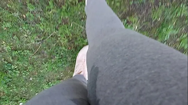 Vis In a public park your stepsister can't hold back and pisses herself completely, wetting her leggings beste filmer