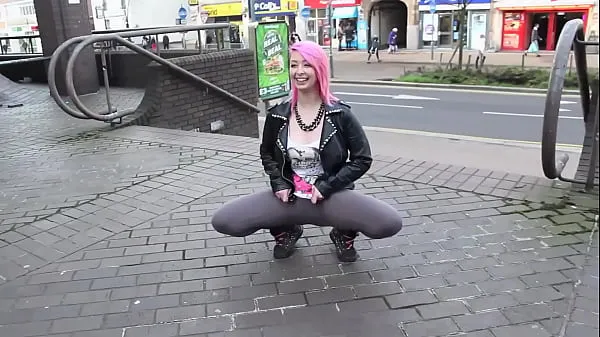 Näytä Beautiful and very slutty slut shows her ass in public while pissing between her legs parasta elokuvaa