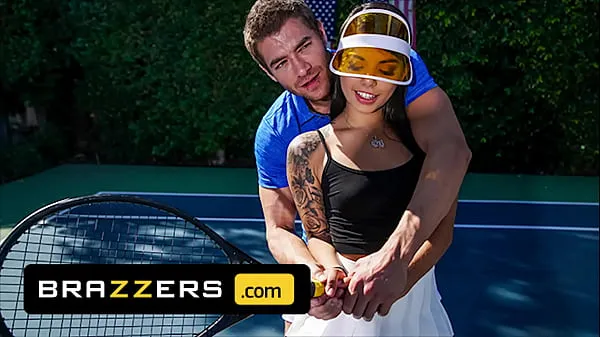 Mutasson Xander Corvus) Massages (Gina Valentinas) Foot To Ease Her Pain They End Up Fucking - Brazzers legjobb filmet
