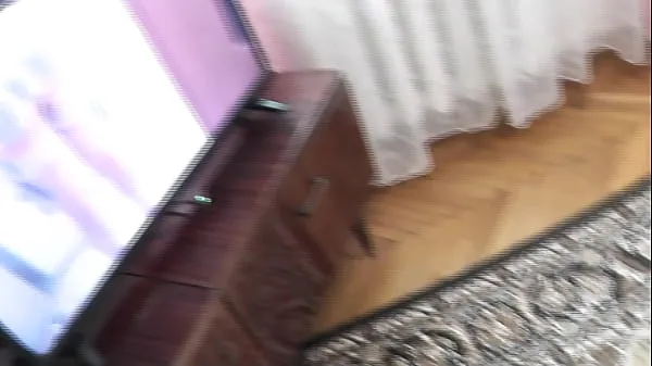 Näytä Stepdad accidentally entered bedroom and saw how Frina masturbates pussy and clit in bed and gets strong wet orgasm cunt. Squirt parasta elokuvaa