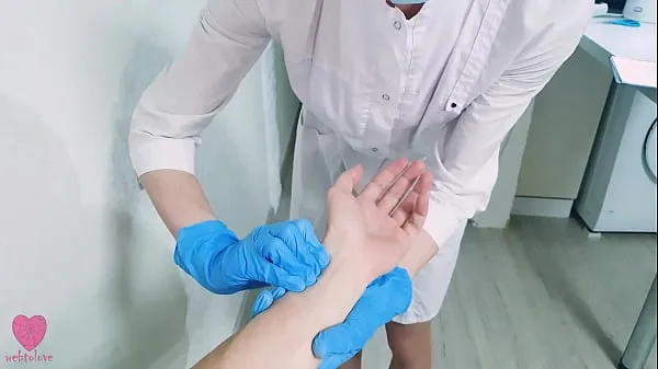 The nurse performed a manipulation to deprive the patient of virginity, hard fucking the guy to cum 최고의 영화 표시