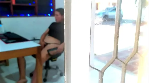 Zobraziť Catching my young neighbor through the window. My neighbor has just turned 18 and I discovered her masturbating while she watches porn on her computer. She watches video of threesomes being half-naked while she touches her pussy najlepšie filmy