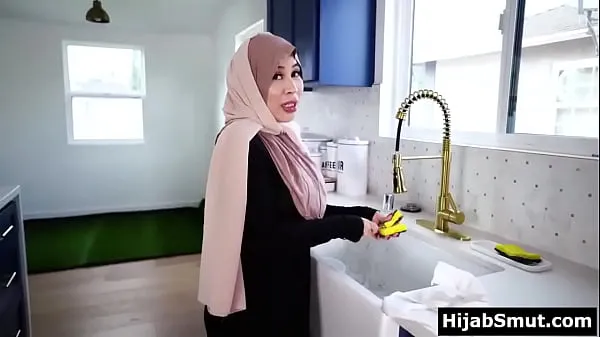 Tunjukkan Hijab wearing muslim MILF caught husband fucking sex toy Filem terbaik