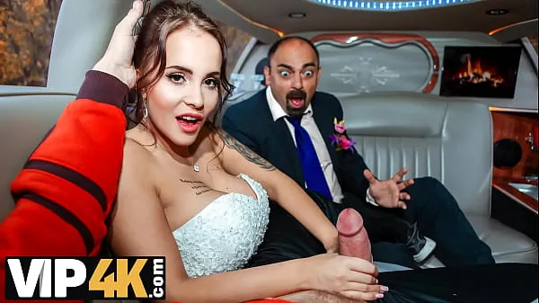 Tampilkan VIP4K. Random passerby scores luxurious bride in the wedding limo Film terbaik