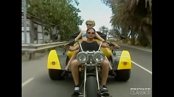 Vis Kitty Gets a Threesome on a Motorbike beste filmer