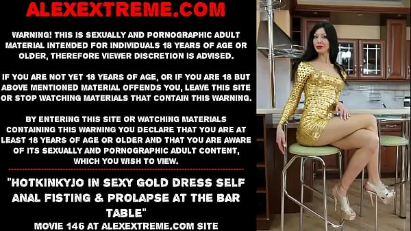Vis Hotkinkyjo in sexy gold dress self anal fisting & prolapse at the bar table beste filmer