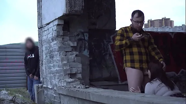 Weird dude spied on a couple filming a homemade video 최고의 영화 표시