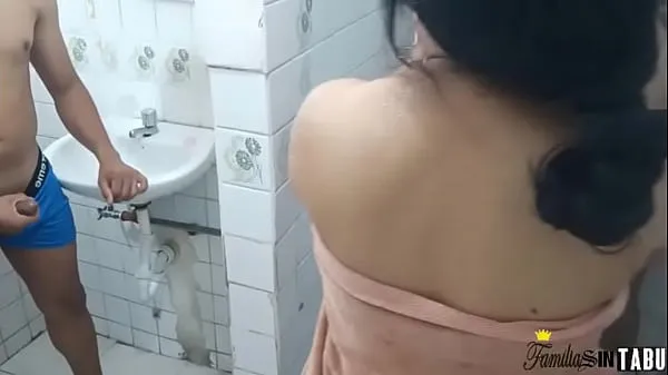 Εμφάνιση Sexy Fucked By Her Roommate Watching Him Naked In The Bathroom She Offers Her Cock And Eats It With Her Pussy Creampie On Dirty Face Xvideos καλύτερων ταινιών