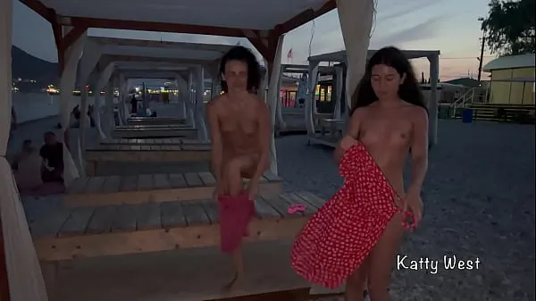 Zobrazit Two naked sluts play with each other in the sea on a public beach nejlepších filmů