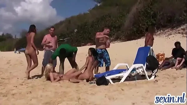 Afficher les filles excitées jouent sur la plage nudiste meilleurs films