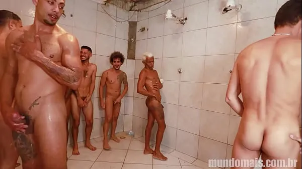Tampilkan Football match ends in a suruba in the shower and locker room Film terbaik