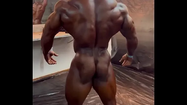 Mutasson Stripped male bodybuilder legjobb filmet