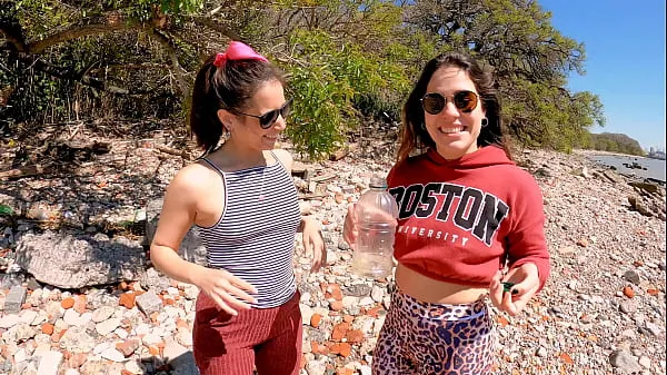 Pokaż Drinking pee 2 girls best friend of "april big ass" risk drinker woman pee in public !!!!RED FULL VIDEO najlepsze filmy