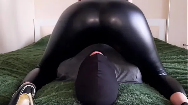 Hiển thị Ass worship. Dominatrix in tight leggings will make you worship her sexy and juicy ass. Do you dream of touching it or putting it on your face Phim hay nhất