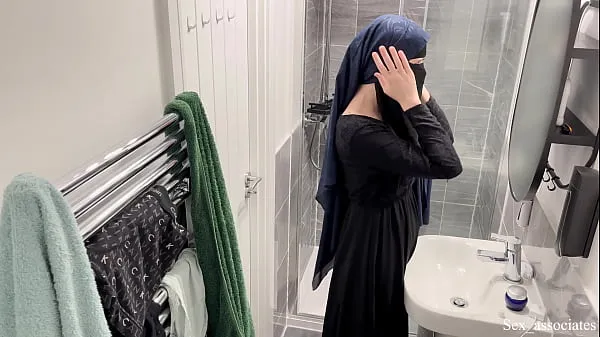 Tampilkan Spy cam in the AIRBNB caught gorgeous arab girl in niqab mastutbating in the shower Film terbaik