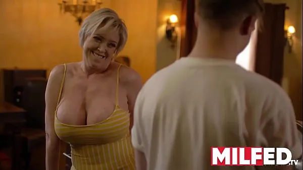 Pokaż Mother-in-law Seduces him with her HUGE Tits (Dee Williams) — MILFED najlepsze filmy