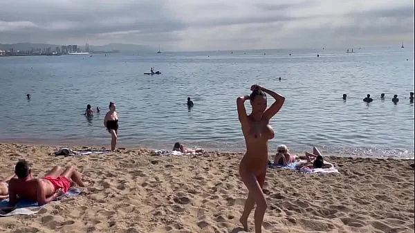 Naked Monika Fox Swims In The Sea And Walks Along The Beach On A Public Beach In Barcelona En iyi Filmleri göster
