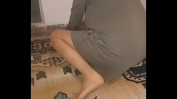 Mostrar Mujer turca madura limpia la alfombra con sexys calcetines de tul las mejores películas
