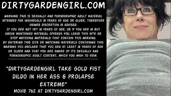 显示Dirtygardengirl take gold fist dildo in her ass & prolapse extreme最好的电影