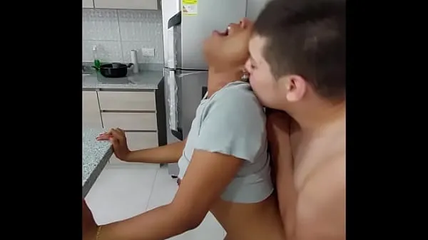 Vis Interracial Threesome in the Kitchen with My Neighbor & My Girlfriend - MEDELLIN COLOMBIA beste filmer