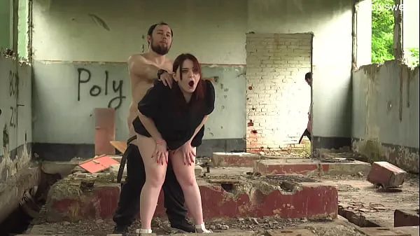 Prikaži Bull cums in cuckold wife on an abandoned building najboljših filmov