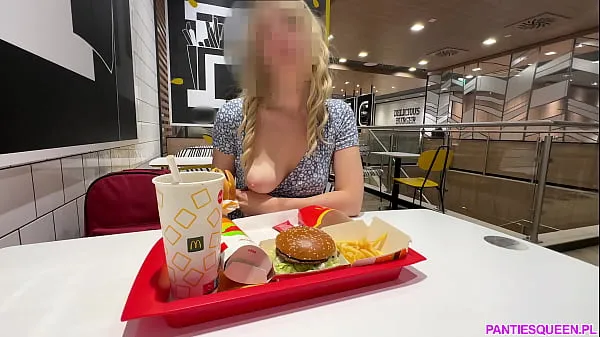 Heiße Blondine zeigt und masturbiert in einem öffentlichen Restaurant ihre große, gepumpte Muschibeste Filme anzeigen