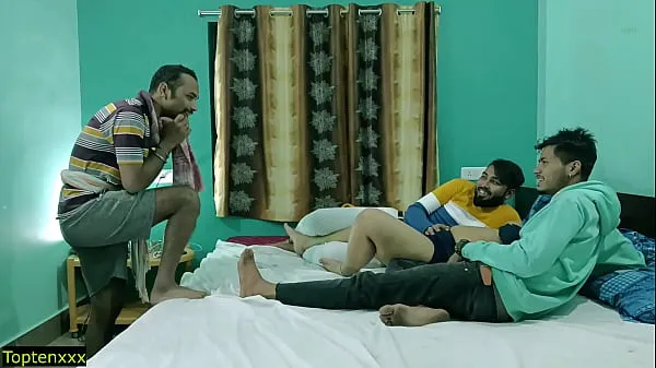 Tunjukkan Three boyfriend fucking cheating Girlfriend together! Hindi Foursome Sex Filem terbaik