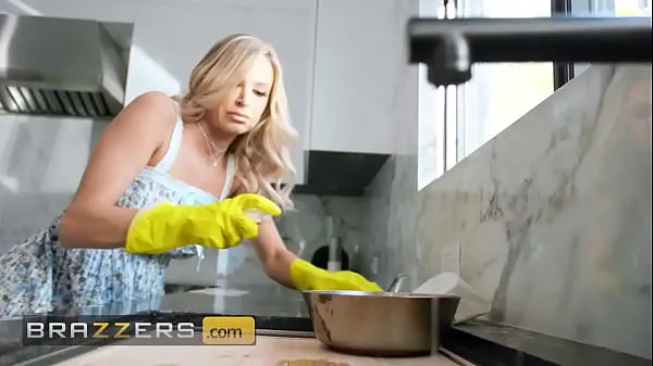 Hiển thị Emma Hix Seduces The Plumber By Sitting On His Face & Grabbing HIs Dick While He Works - BRAZZERS Phim hay nhất