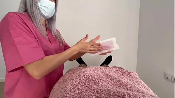 Tunjukkan Cock waxing by cute amateur girl who gives me a surprise handjob until I finish cumming Filem terbaik