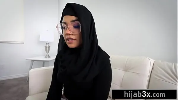 Tampilkan Nerdy Big Ass Muslim Hottie Gets Confidence Boost From Her Stepbro Film terbaik
