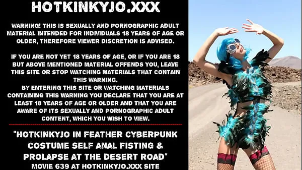 Hotkinkyjo in feather cyberpunk costume self anal fisting & prolapse at the desert road En iyi Filmleri göster