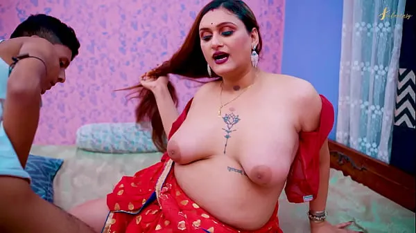 A sexy lady house owner seduces her servant for sex بہترین فلمیں دکھائیں