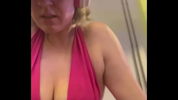 Vis Wow, my training at the gym left me very sweaty and even my pussy leaked, I was embarrassed because I was so horny beste filmer