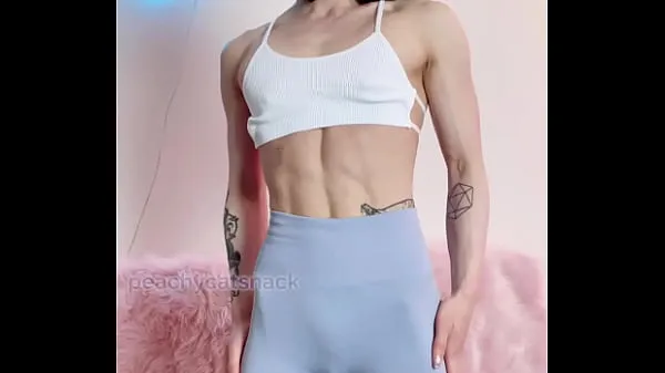 最高の映画Nerdy, cute, and petite Asian muscle girl flexes in workout leggings表示