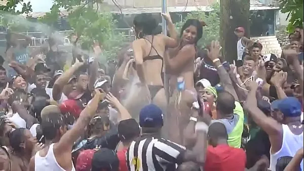Women undress at Panamanian carnival - 2014 En iyi Filmleri göster